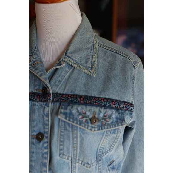 Vintage 90s Liz Claiborne Light Denim Jean Jacket Embroidered Floral Cottagecore - Picture 7 of 13
